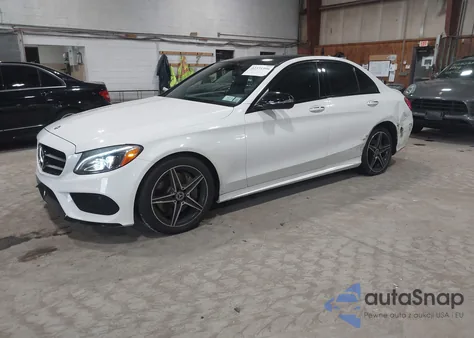 2018 Mercedes-Benz C 300 4Matic z USA, uszkodzony, nr VIN 55SWF4KB2JU282237